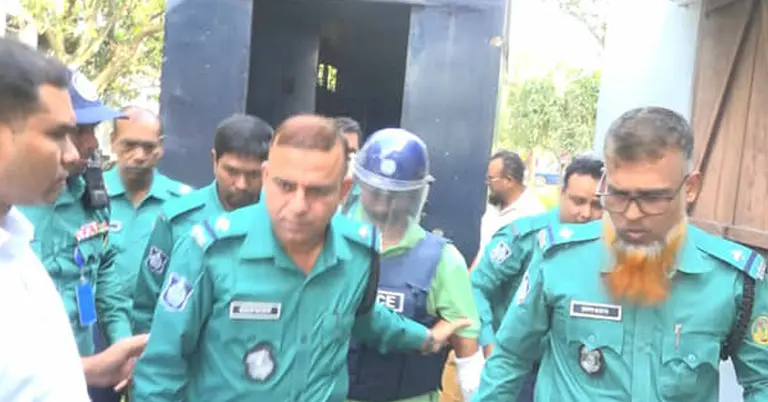 হত্যা মামলায় আসামি আদালত চত্বরে